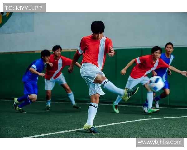 足球巨星与小球童绿茵场上的真情互动温暖瞬间