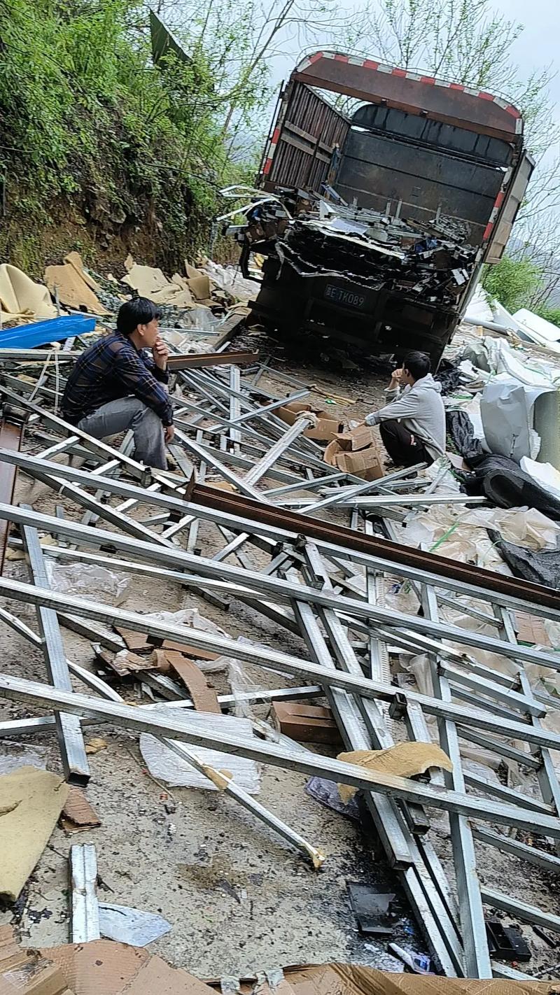 24小时上门回收报废机动车，大小报废车包销户一站式服务